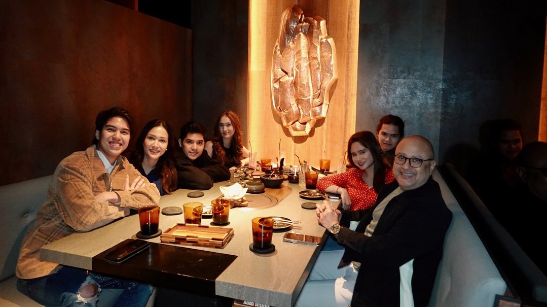 Laura Moane bareng Keluarga Al Ghazali [Instagram]
