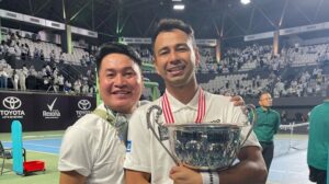 Raffi Ahamd bersama asitennya, Merry. [Instagram]