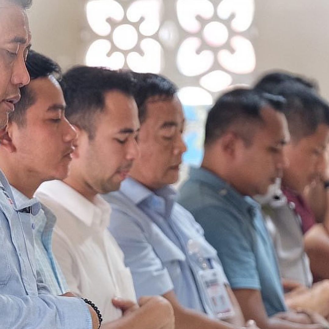 Raffi Ahmad Salat bareng Gibran Rakabuming, Cawapres dari Capres Prabowo [Instagram]
