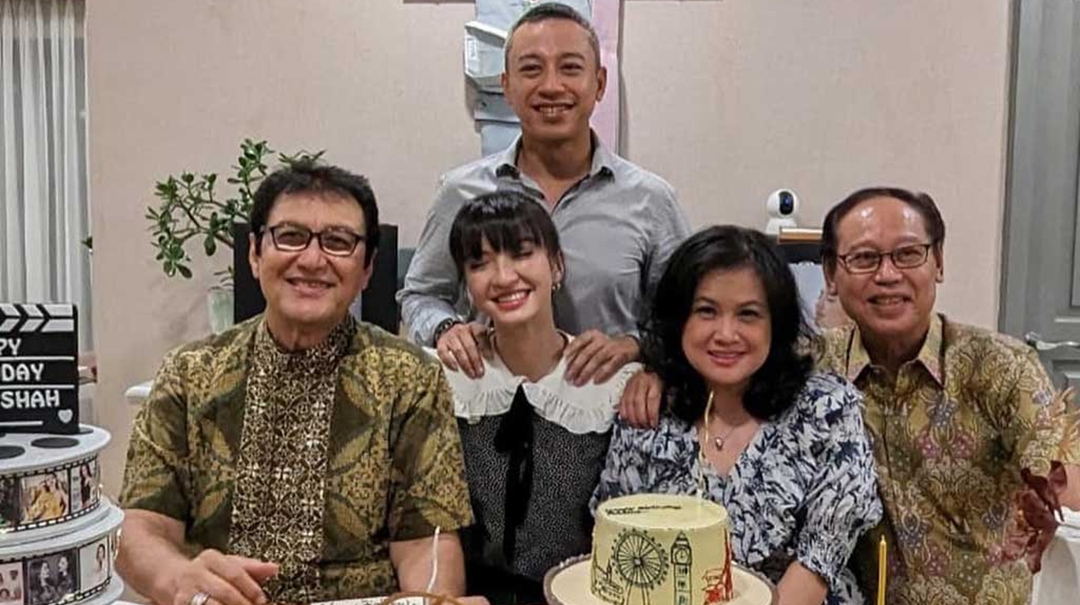 Rama Djan Memegang Pundak Raline Shah [Instagram]