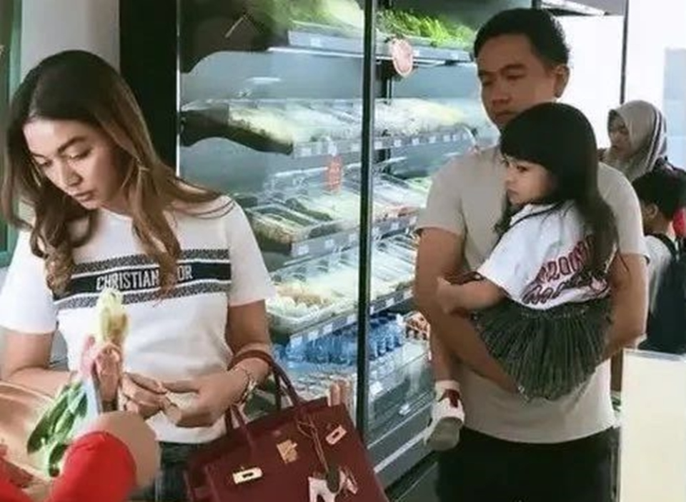 Kaus Oblong Mewah Selvi Ananda [Instagram]