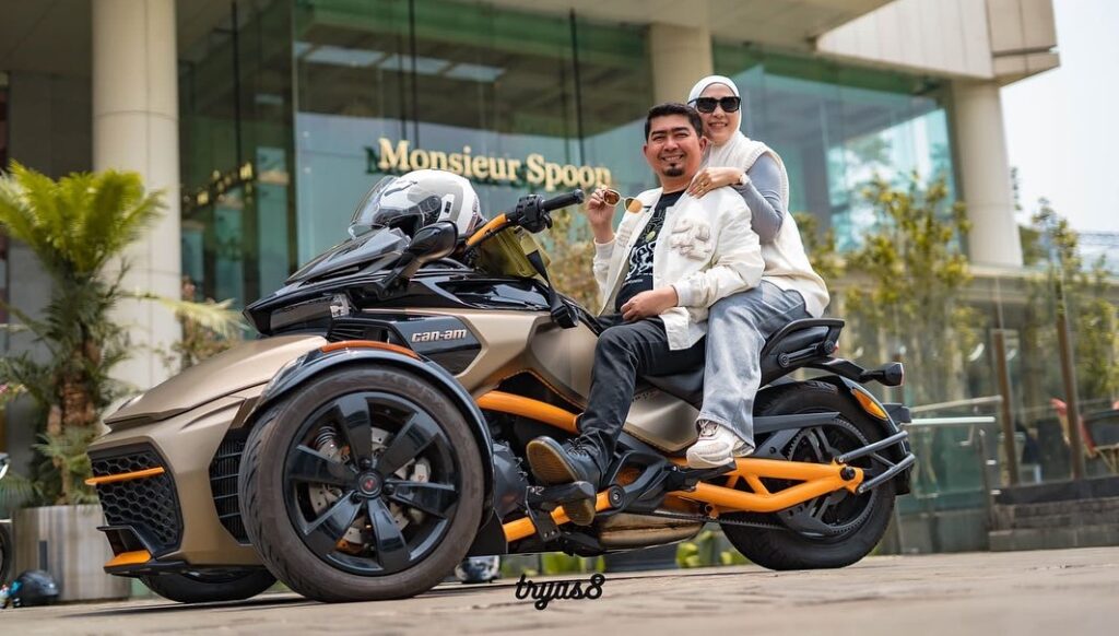 Ustaz Solmed dan April Jasmine [Instagram]