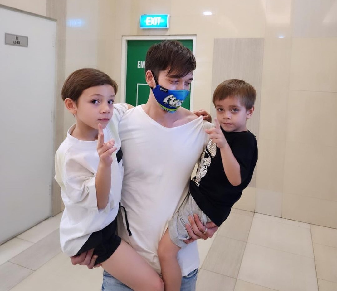 Stefan William menggendong dua anaknya [instagram]