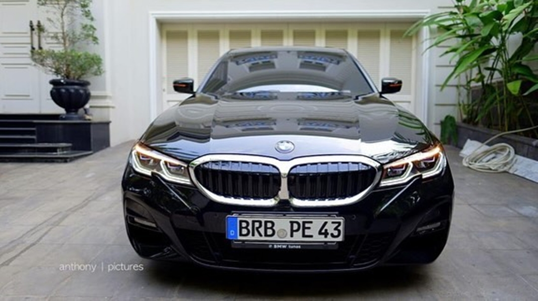 Zaskia Gotik Jual Mobil BMW [Instagram]