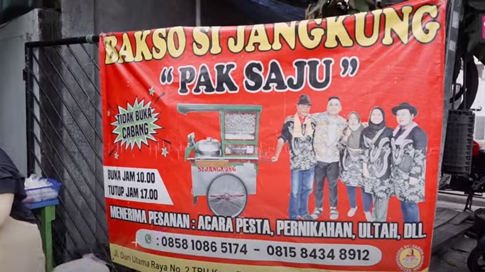 Ayu Ting Ting Grebek Bakso Si Jangkung [YouTube]