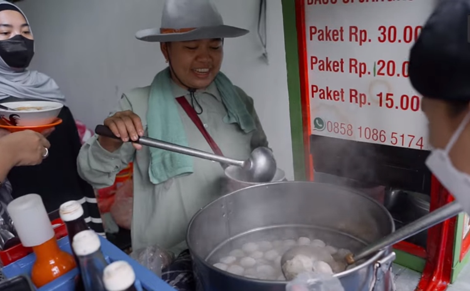 Ayu Ting Ting Grebek Bakso Si Jangkung [YouTube]