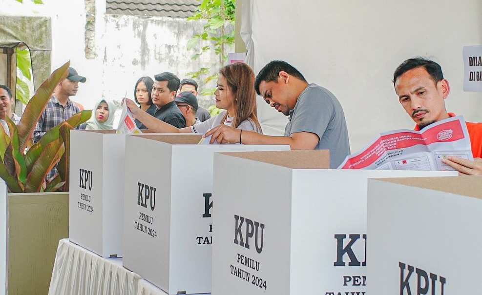Bobby Nasution dan Kahiyang Ayu Nyoblos di TPS 34 di Komplek Perumahan Taman Setia Budi Indah, Medan