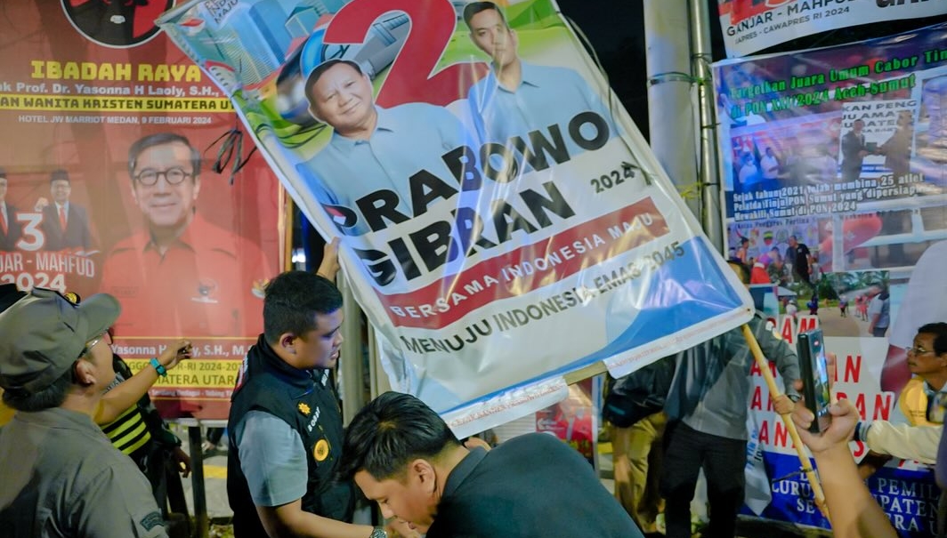 Bobby Nasution Ikut Turunkan Alat Peraga Kampanye Prabowo-Gibran di Medan