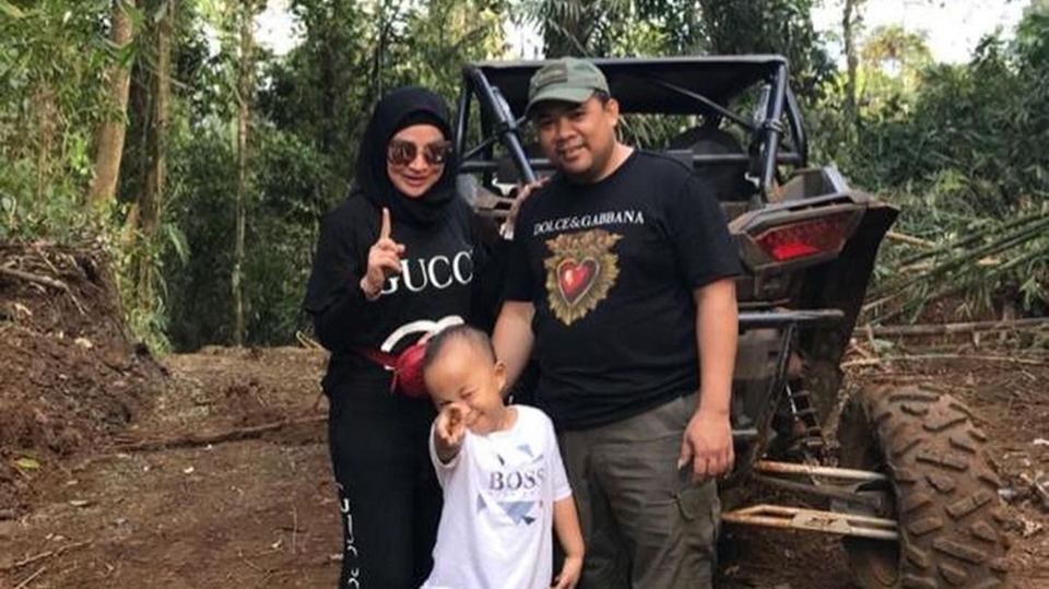 Haji Isam Beli Pesawat Pakai Kaus [Instagram]
