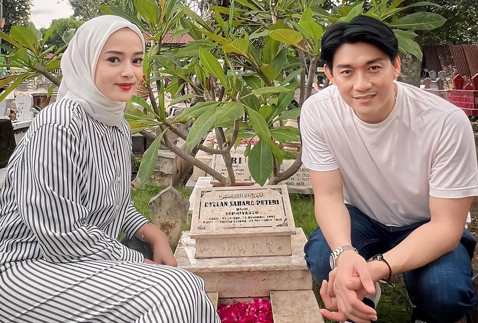 Citra Monica & Ifan Seventeen Ziarah Makam Dylan [Instagram]