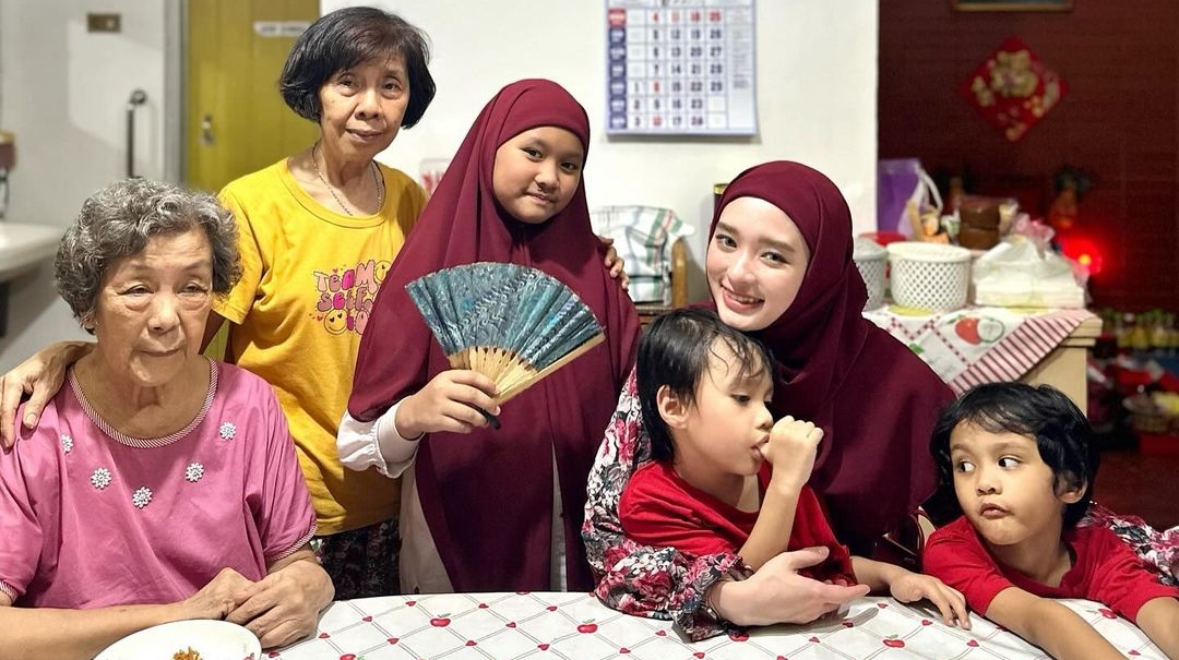 Inara Rusli Rayakan Imlek
