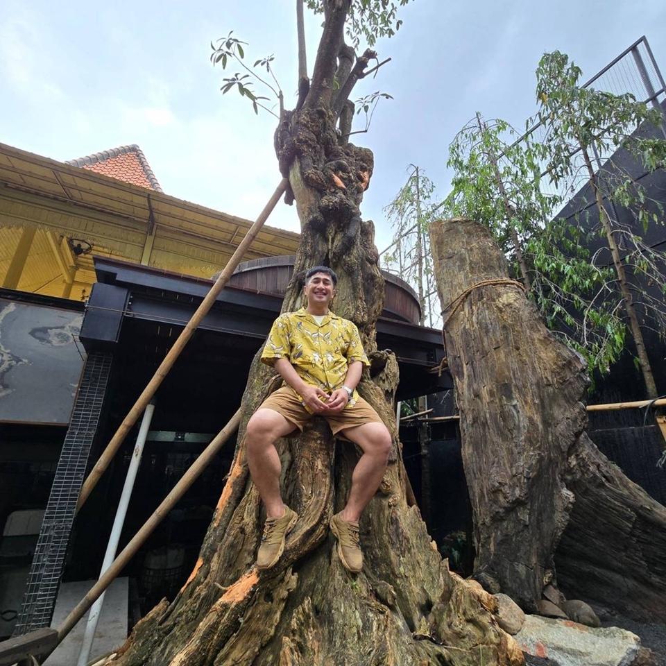 Irfan Hakim Tanam Pohon Pule 100 Tahun [Instagram]
