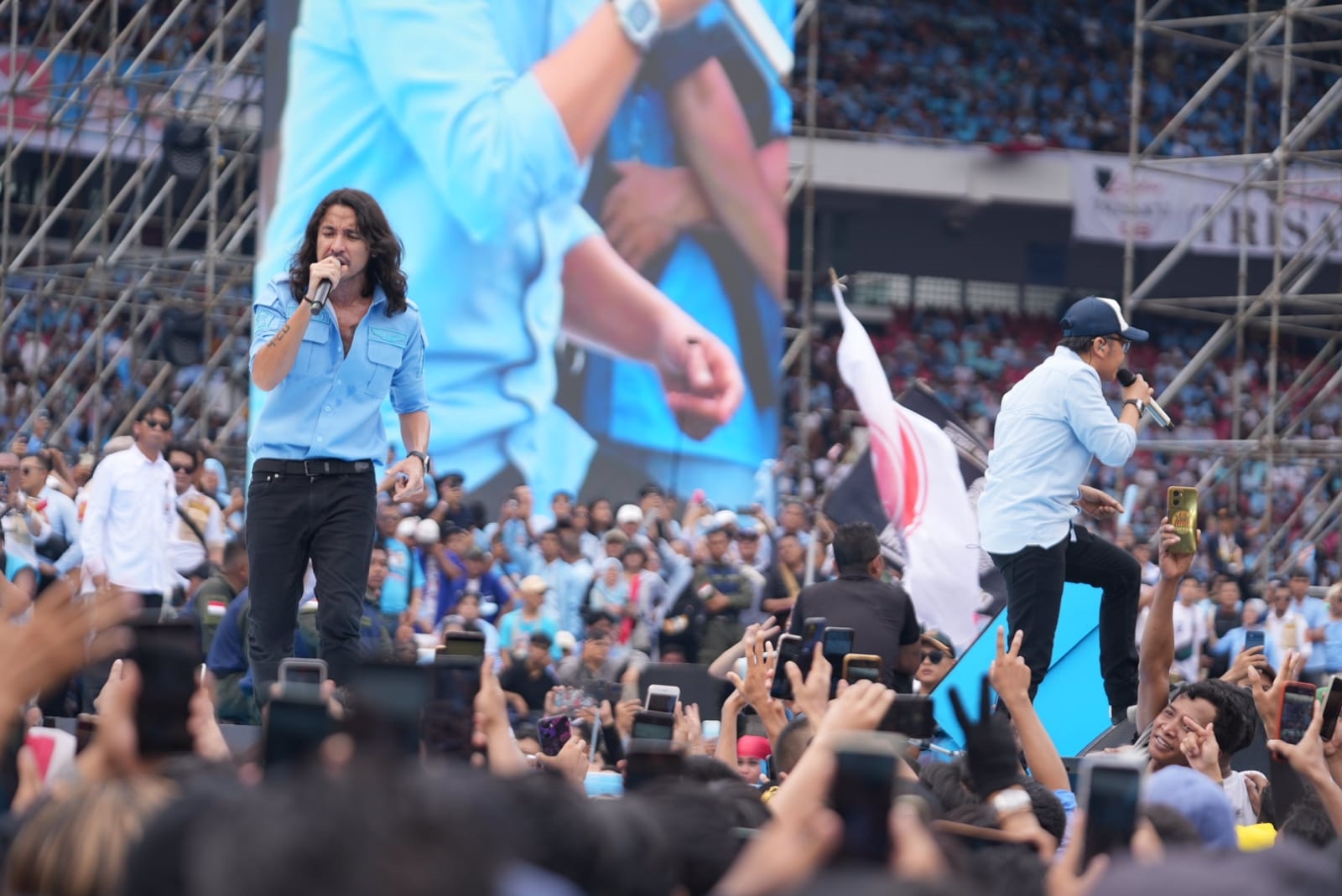 Dewa 19 Tutup Kampanye Akbar Prabowo-Gibran di GBK [dok.]