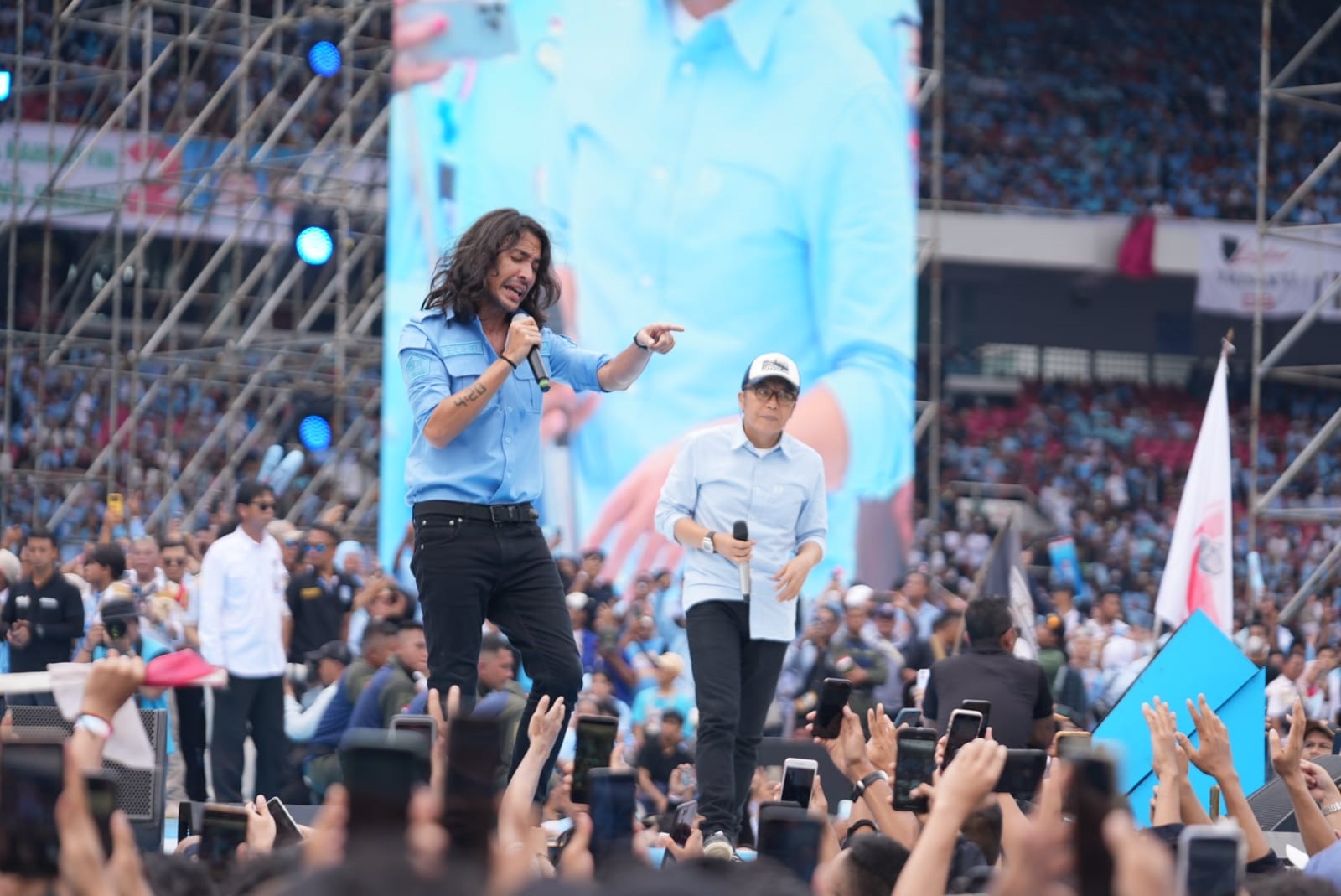 Dewa 19 Tutup Kampanye Akbar Prabowo-Gibran di GBK [dok.]