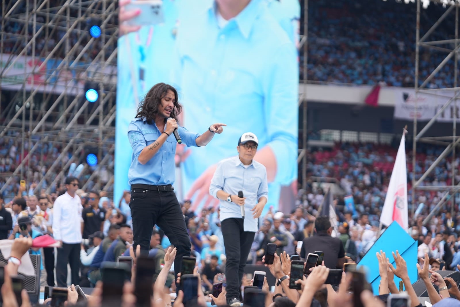 Dewa 19 Tutup Kampanye Akbar Prabowo-Gibran di GBK [dok.]
