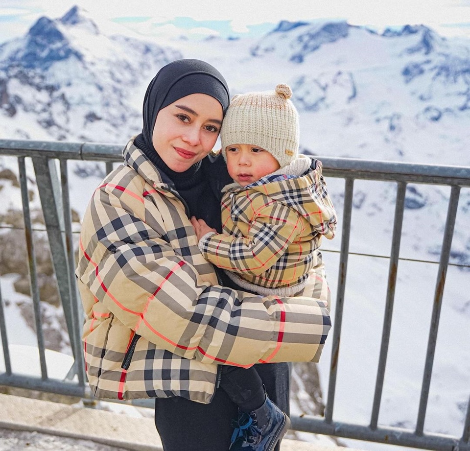 Lesti Kejora dan Levian Kompak Pakai Burberry [Instagram]