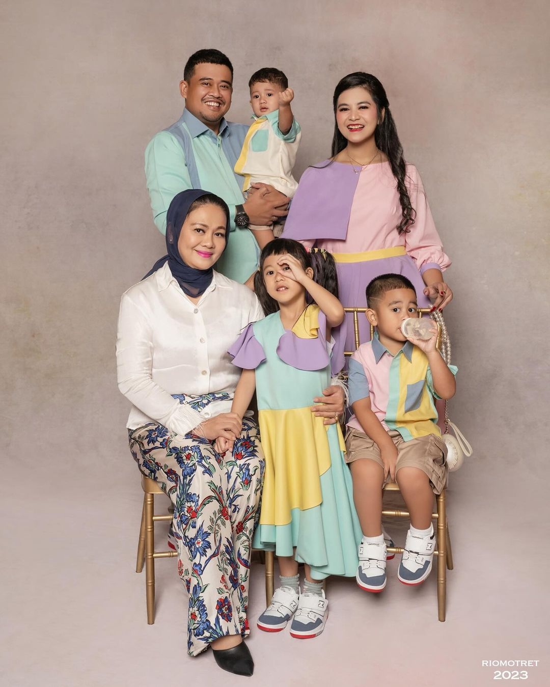 Potret Keluarga Bobby Nasution dan Kahiyang Ayu [Instagram]