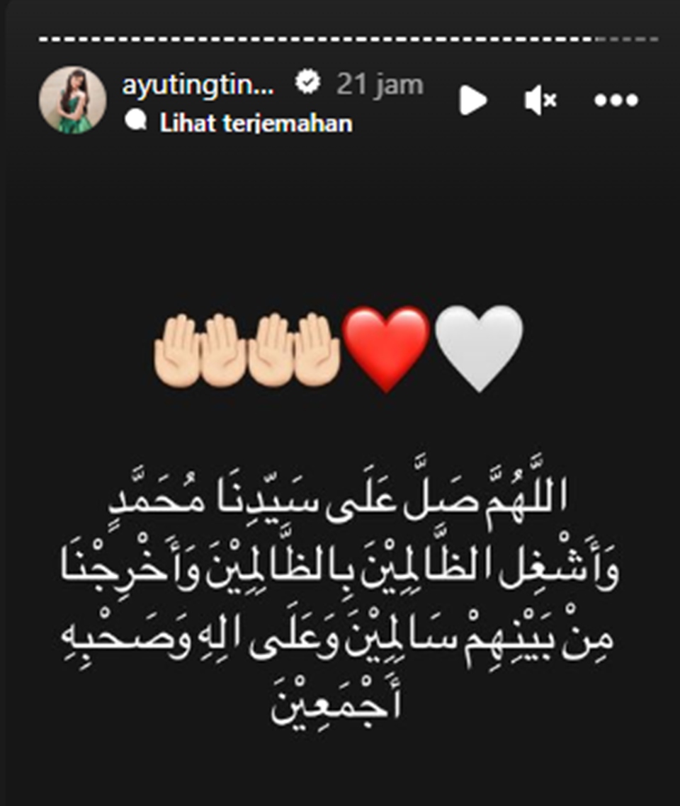 Ayu Ting Ting Panjatkan Doa [Instagram]