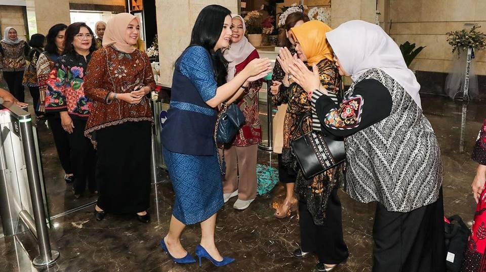 Annisa Pohan tenteng tas ratusan juta rupiah saat rapat [Instagran]