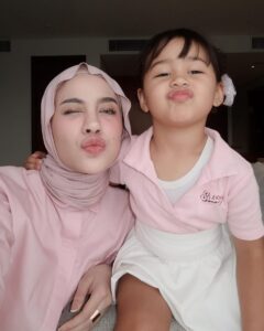 Aghnia Punjabi dan Anak [Instagram]