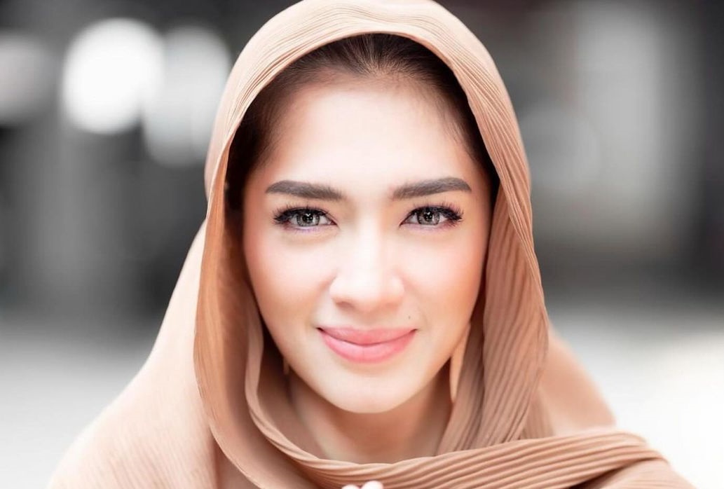 Angel Karamoy diduga mualaf gegara berhijab. [Instagram]