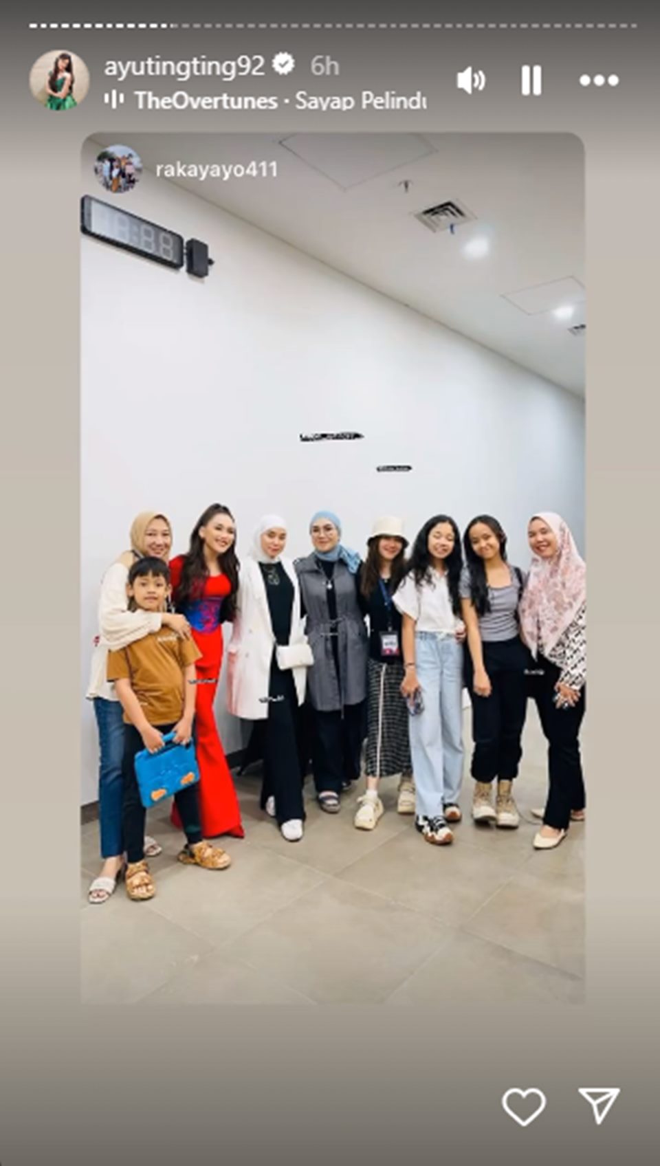 Ayu Ting Ting Tampak Lebih Segar saat Manggung Diantar Calon Mertua