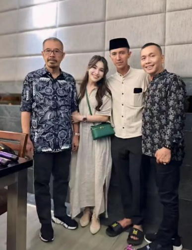 Ayu Ting Ting bersama calon suami calon mertua dan ayahnya [Instagram]