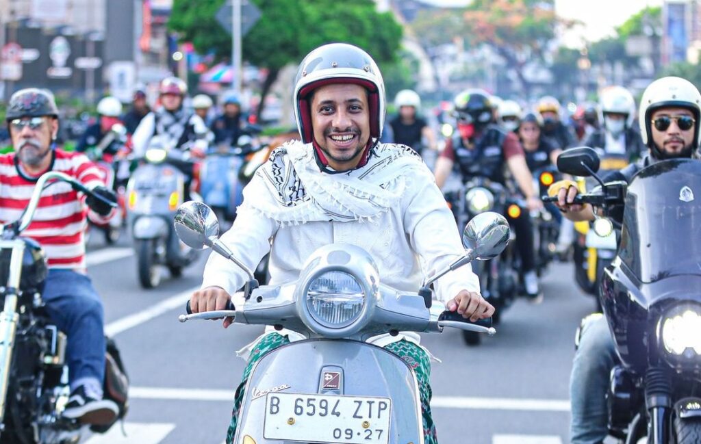 Habib Jafar mengendarai Vesva. [Instagram]