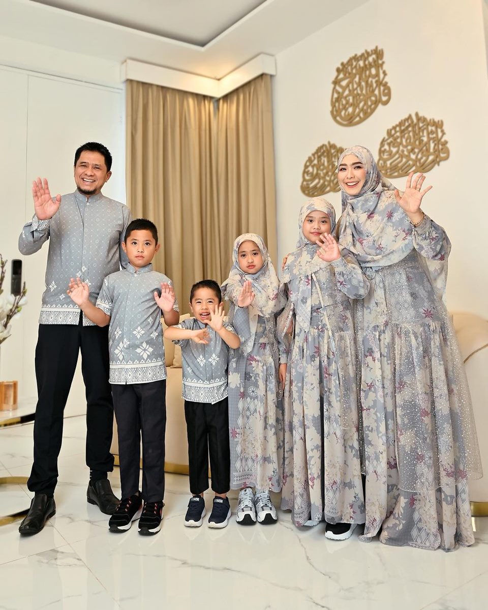 Oki Setiana Dewi dan Keluarga