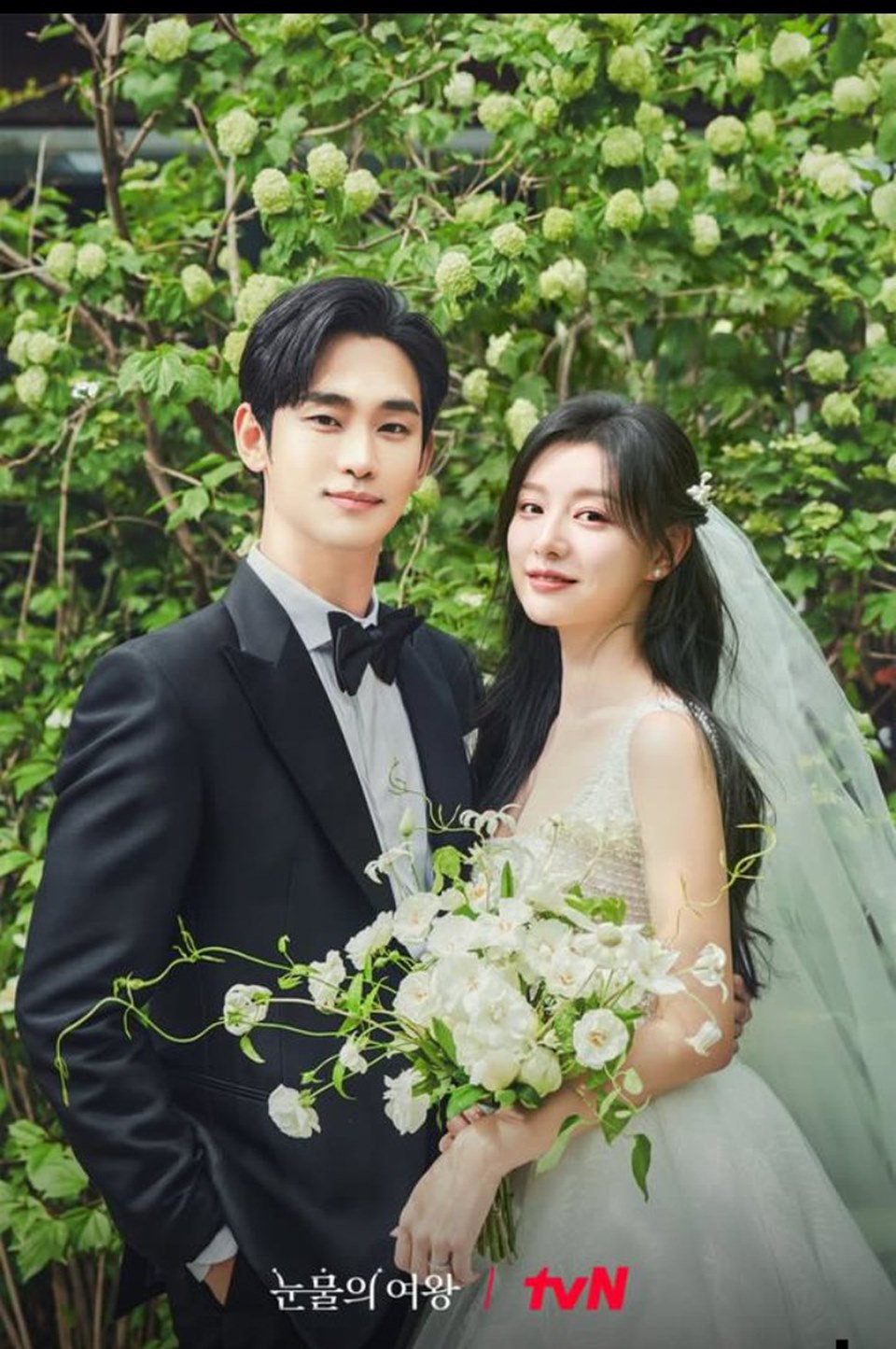 Romantis, Kim Soo Hyun Ratukan Kim Ji Won di Jumpa Pers 'Queen of Tears'