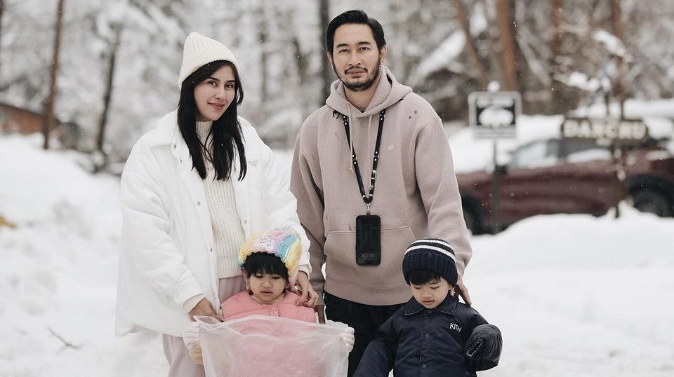 Syahnaz Ternyata Pakai Tas dari Brand Mewah Andalan Old Money saat Temani Anak Main