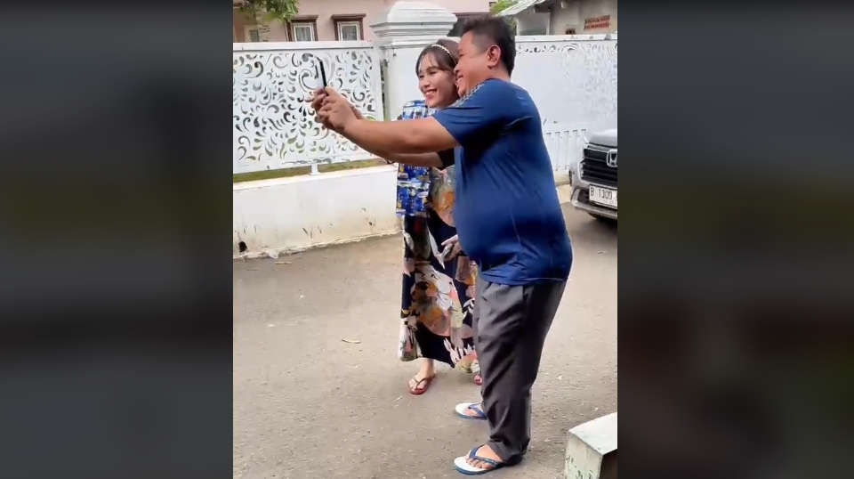 Ayu Ting Ting Pakai Daster dan Sandal Jepit