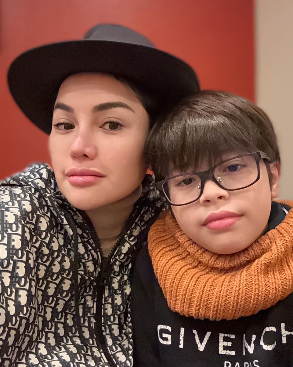 Nikita Mirzani dan Anak Keduanya, Azka