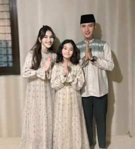 Ayu Ting Ting dan Lettu Muhammad Fardhana dengan Keluarga [Instagram]