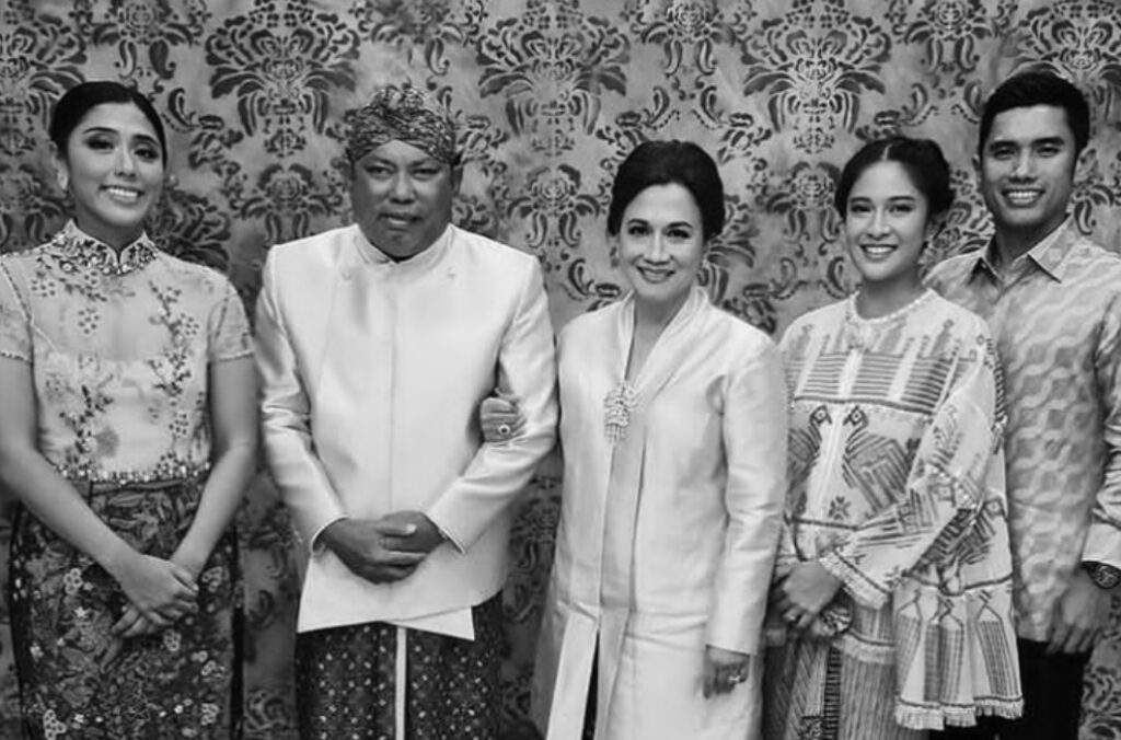 Dian Sastro bersama suami, mertua, dan ipar. [Instagram]