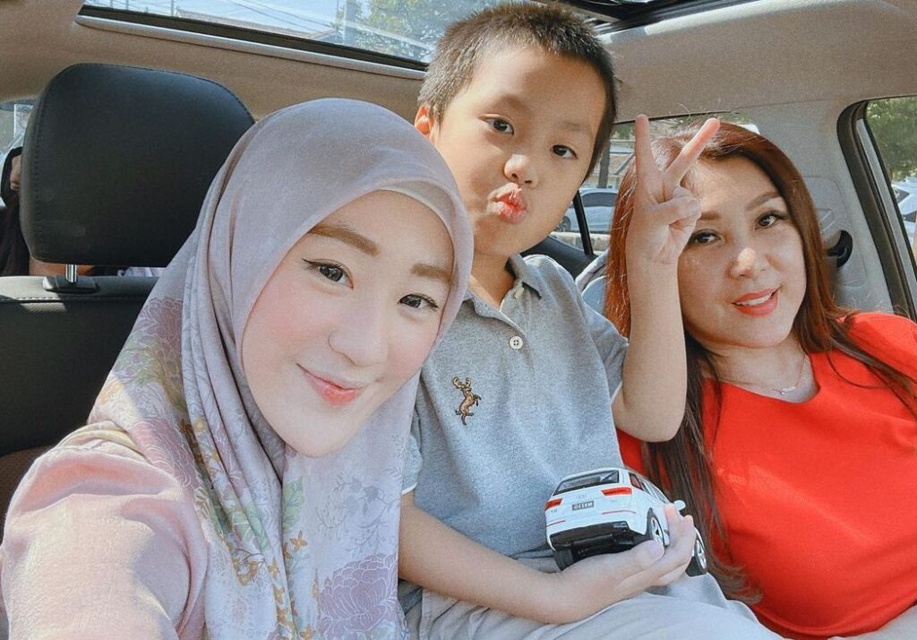 Larissa Chou bersama anak dan ibundanya. [Instagram]