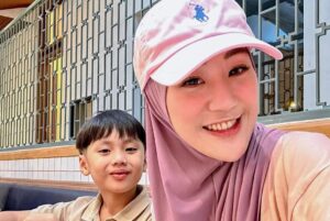 Larissa Chou bersama Yusuf, anak dari pernikahannya dengan Alvin Faiz. [Instagram]