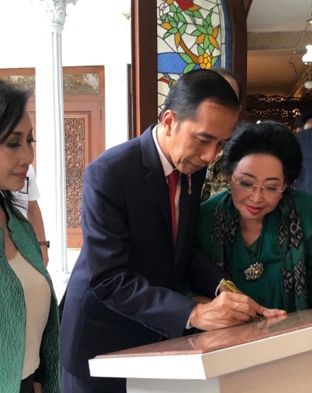 Mooryati Soedibyo bersama Presiden Jokowi.