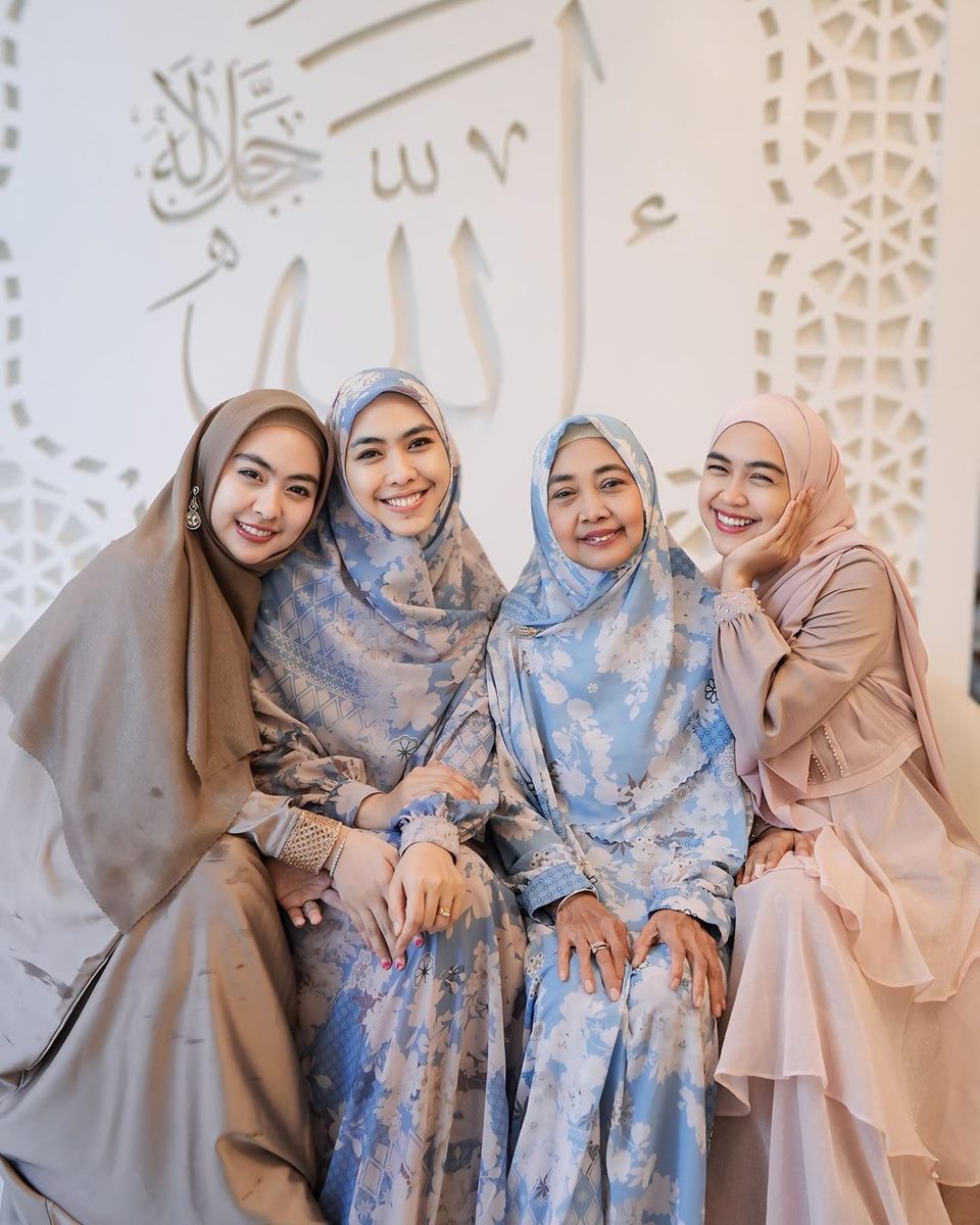 Oki Setiana Dewi Bersama Ibu dan Adiknya [Instagram]