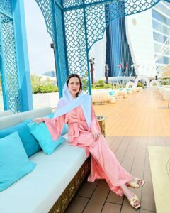 Shandy Aulia cantik berhijab diduga sudah mualaf. [Instagram]