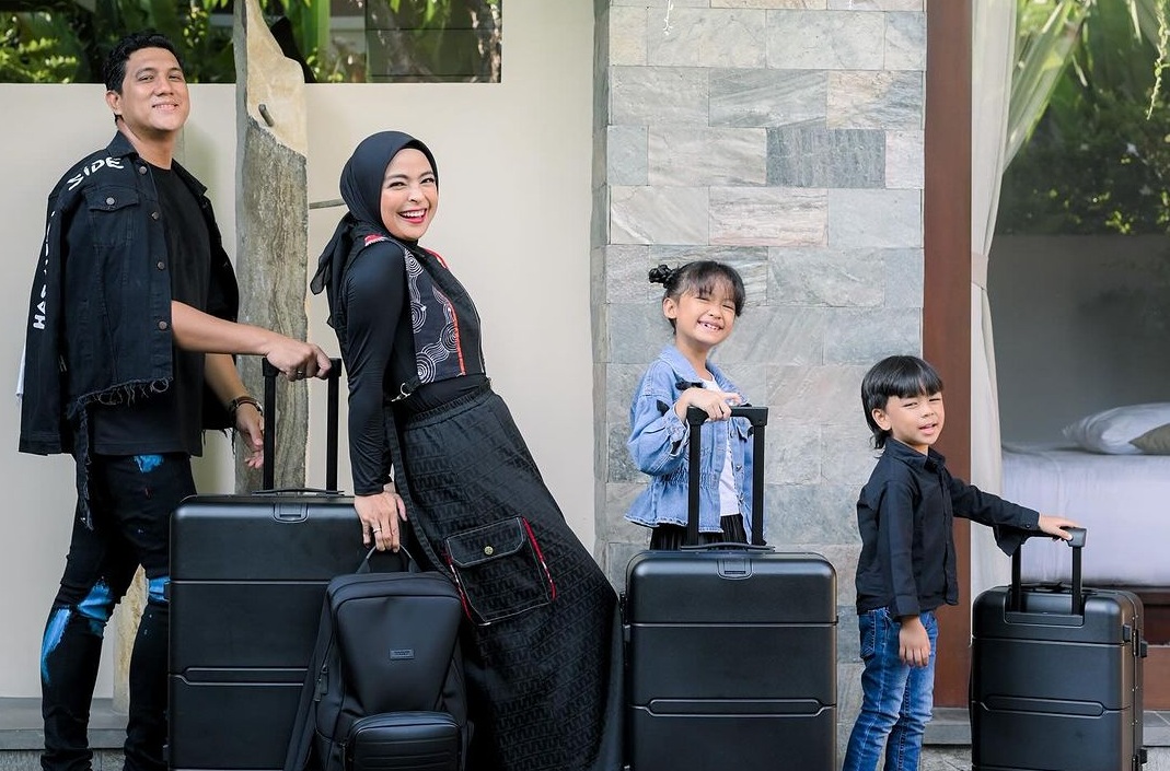 Tantri Kotak bersama suami dan anak-anak [Instagram]