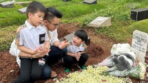 Anggi Pratama Ajak Dua Putranya Kunjungi Makam Stevie Agnecya