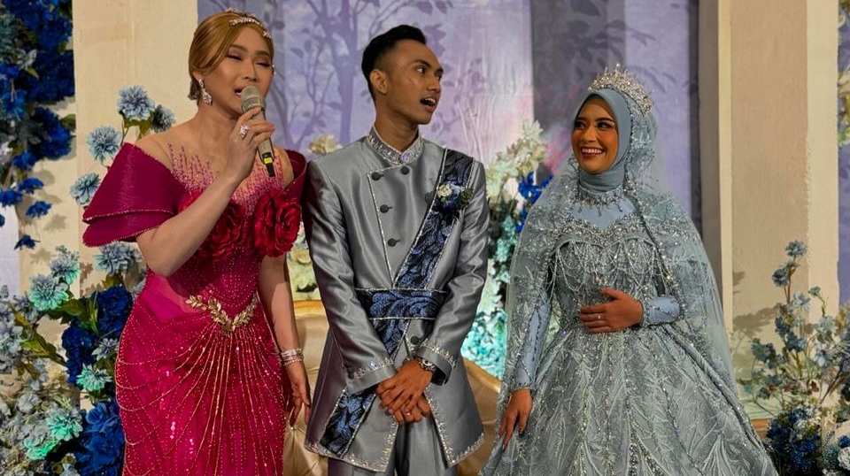 Gaun Inul Daratista saat Hadiri Pernikahan Sultan Pamekasan Dikritik