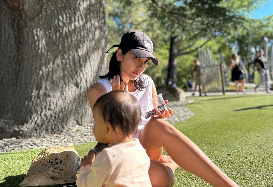 Istri Adipati Dolken Canti Tachril bersama anak mereka [Instagram]