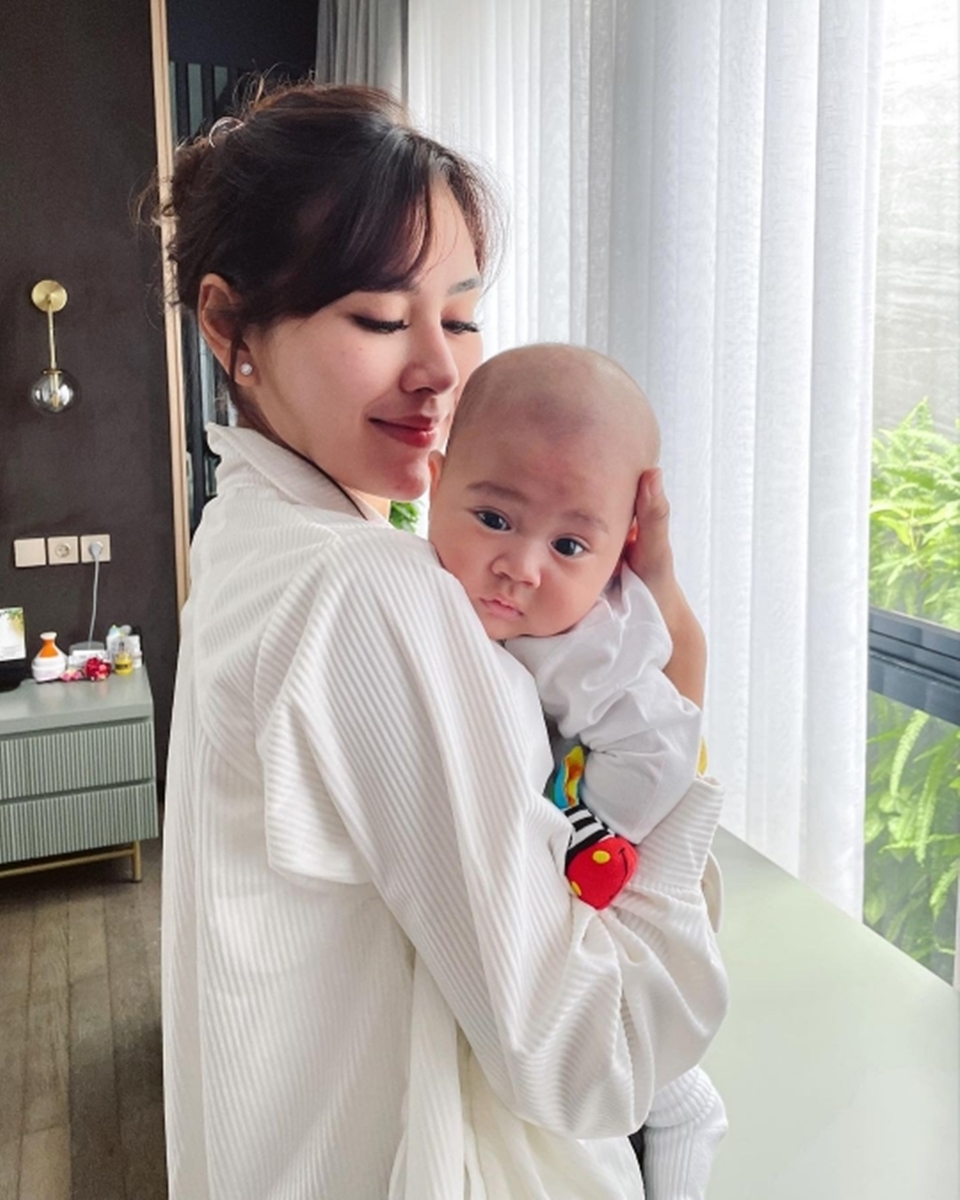 Syahnaz Sadiqah Gendong Rayyanza saat Masih Bayi