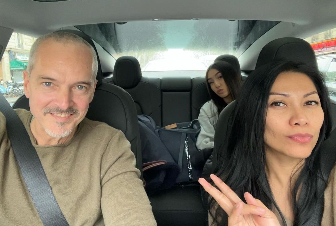 Anggun C Sasmi bersama suami dan anak [Instagram]