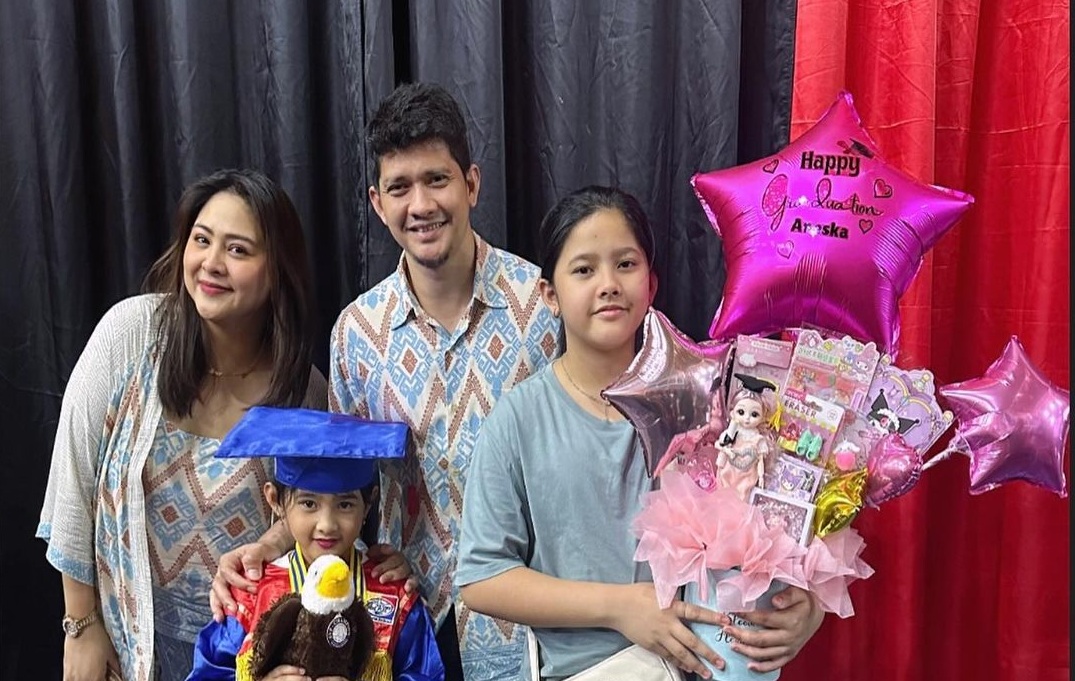Audy Item bersama suami dan anak-anak [Instagram]