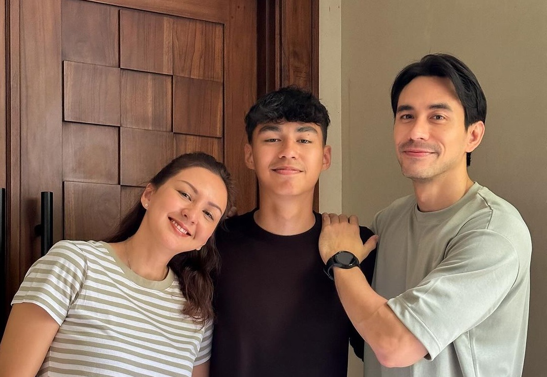 Donna Agnesia bersama Darius Sinathrya dan anak mereka [Instagram]