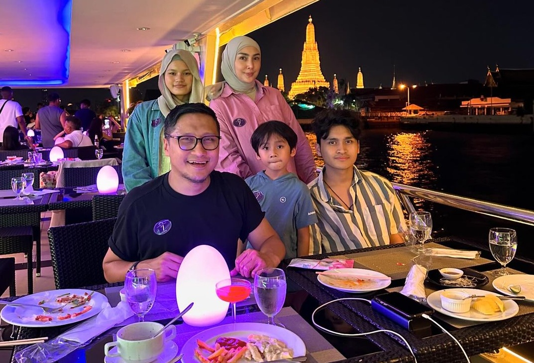Fenita Arie bersama Arie Untung dan keluarga [Instagram]