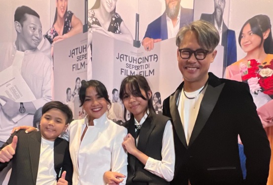 Nirina Zubir bersama suami dan anak-anak [Instagram]